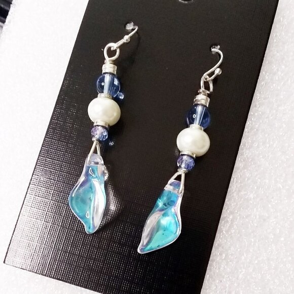 Iridescent Lily Orchid + Pearl Floral Earrings ~ Beautiful Feminine Elegance! - Picture 1 of 5